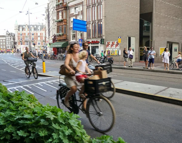 Άμστερνταμ Ολλανδία Ιουλίου 2018 Ντόπιοι Στο Άμστερνταμ Μητέρα Πατέρας Και — Φωτογραφία Αρχείου