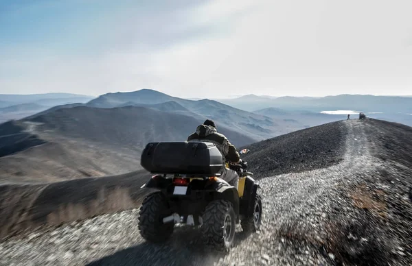 Dağın Eteğinde Dört Tekerli Bir Motosiklet Süren Yarışçının Üst Görüntüsü — Stok fotoğraf