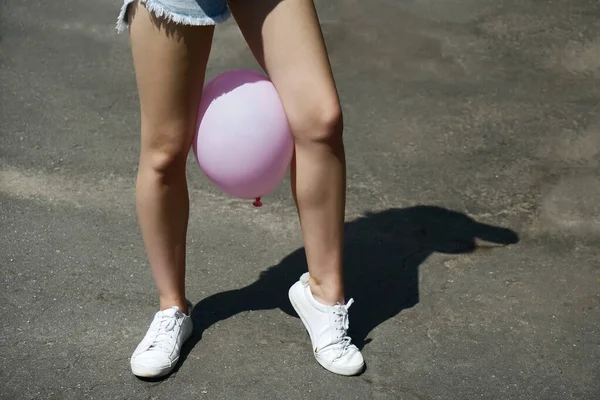 Vrouw Benen Met Roze Ovale Ballon Tussen Speelplaats Achtergrond Ballon — Stockfoto