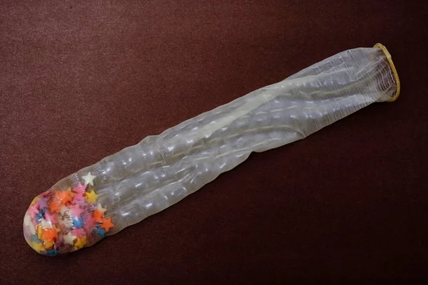 Nahaufnahme Weißes Kondom Mit Sperma Süßes Konfetti Isoliert — Stockfoto