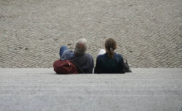 Sırt Çantasıyla Avrupa Gezen Yaşlı Erkek Kadın Yolcuların Arka Planı — Stok fotoğraf