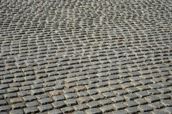 湿った石畳 古い側の通りの大まかなテクスチャ 石畳の道灰色の背景 フィンランド ヘルシンキ — ストック写真