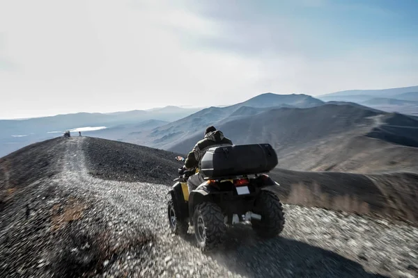 Widok Góry Zawodnik Jazda Quad Motocykl Szlaku Górskim Czterokołowiec Dzikiej — Zdjęcie stockowe
