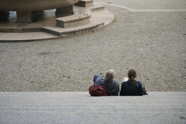 Sırt Çantasıyla Avrupa Gezen Yaşlı Erkek Kadın Yolcuların Arka Planı — Stok fotoğraf