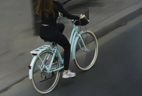 Sexy Frau Mit Langen Haaren Auf Einem Blauen Retro Fahrrad — Stockfoto