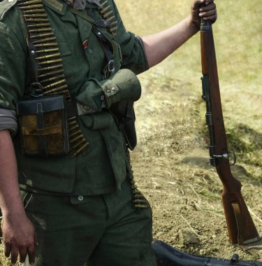 İkinci Dünya Savaşı sırasında askerlerin tarihi yeniden canlandırması. Yüzü yok. Alman askerleri. Yeniden yapılanma, 2. Dünya Savaşı sırasında savaşan askerler.