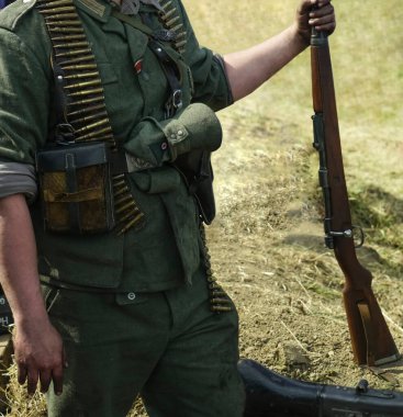 İkinci Dünya Savaşı sırasında askerlerin tarihi yeniden canlandırması. Yüzü yok. Alman askerleri. Yeniden yapılanma, 2. Dünya Savaşı sırasında savaşan askerler.