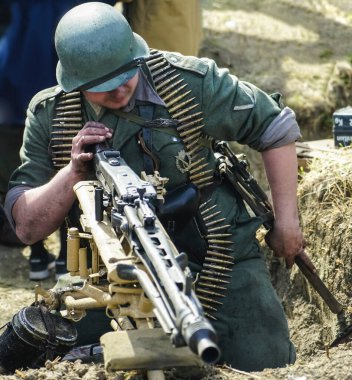 İkinci Dünya Savaşı sırasında askerlerin tarihi yeniden canlandırması. Yüzü yok. Alman askerleri. Yeniden yapılanma, 2. Dünya Savaşı sırasında savaşan askerler. makineli tüfekçi