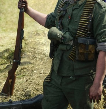 İkinci Dünya Savaşı sırasında askerlerin tarihi yeniden canlandırması. Yüzü yok. Alman askerleri. Yeniden yapılanma, 2. Dünya Savaşı sırasında savaşan askerler.