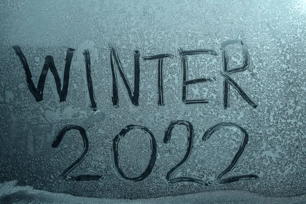 Gelukkig Nieuwjaar 2022 Tekst Geschreven Het Raam Glazuur Raam Winterseizoen — Stockfoto