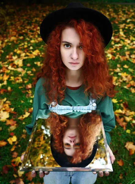 Retrato Una Joven Pelirroja Con Propio Reflejo Espejo —  Fotos de Stock