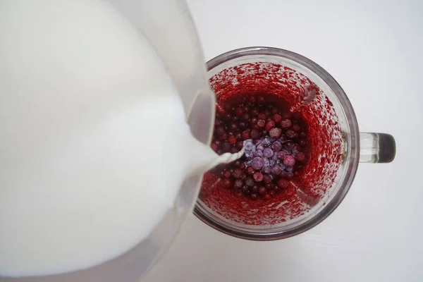 스무디 마시기 베리를 유리병이 위에서 비닐봉지에 오트밀 우유를 건강에 디톡스 — 스톡 사진