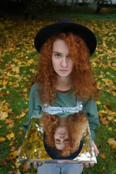 Портрет Молодой Рыжей Женщины Собственным Отражением Зеркале — стоковое фото