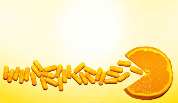 Plasterek Owoców Pomarańczy Jedząc Wiele Tabletek Kapsułki Izolowane Białym Tle — Zdjęcie stockowe