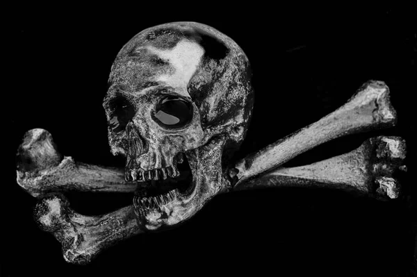 Schwarzer Menschlicher Schädel Mit Feuchten Augen Und Gekreuzten Knochen Isoliert — Stockfoto