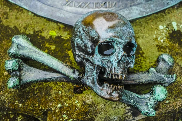 鉄の頭蓋骨の画像が墓を添付した 頭蓋骨の頭だ ハロウィーンのアイデアシンボル宗教 — ストック写真