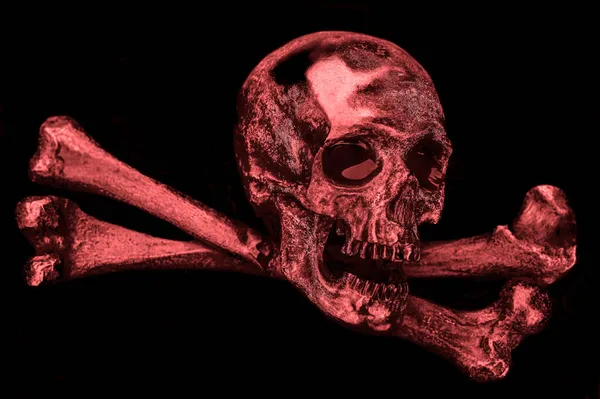 Islak Gözlü Kırmızı Insan Kafatası Çapraz Kemikler Siyah Arka Planda — Stok fotoğraf