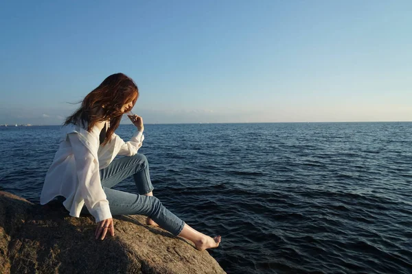 Deniz Kenarındaki Taşların Üzerinde Rüya Gören Genç Bir Kadının Portresi — Stok fotoğraf