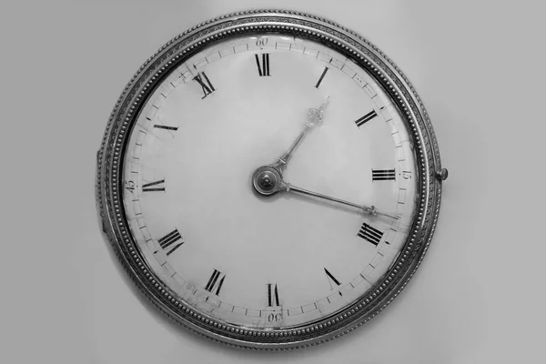 Antikes Zifferblatt Der Antiken Uhr Isoliert — Stockfoto