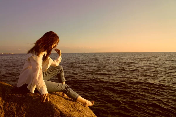Portret Młodej Kobiety Marzącej Kamieniach Pobliżu Morza Relaksująca Dziewczyna Odpoczywa — Zdjęcie stockowe