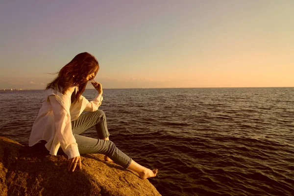 Retrato Una Joven Soñadora Sobre Piedras Cerca Del Mar Chica — Foto de Stock