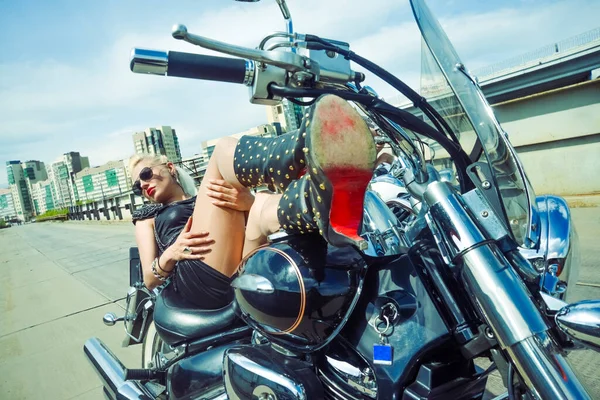 Sexy Chica Arco Motocicleta Perspectiva Carretera —  Fotos de Stock