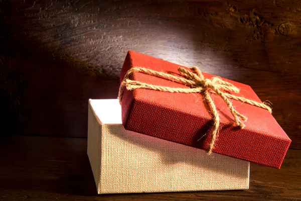 Χριστουγεννιάτικο Κόκκινο Κουτί Ένα Μυστικό Δώρο Για Τις Διακοπές — Φωτογραφία Αρχείου