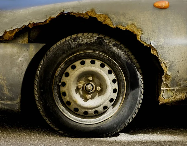 Παλιά Ασημί Τροχός Αυτοκινήτου Είναι Γκρι Χρώμα Σκουριά Σκουριασμένο Φτερό — Φωτογραφία Αρχείου
