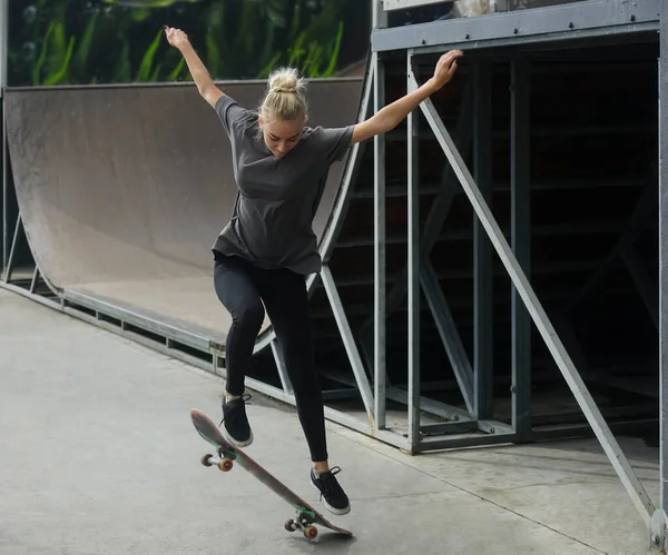 Νεαρή Γυναίκα Τζιν Κάνει Ένα Ollie Ένα Skateboard — Φωτογραφία Αρχείου