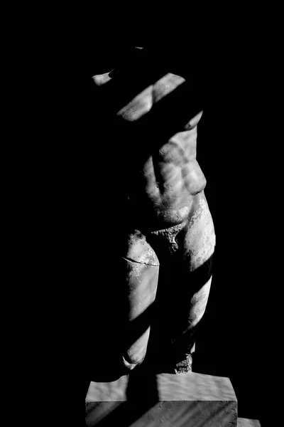 Статуя Геракла Римская Мраморная Мужская Статуя Изолированный Черном Фоне Солнечный — стоковое фото