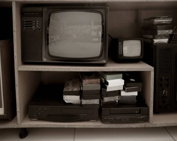 Παλιό Βίντεο Και Τηλεόραση Vintage Video Vhs Player Στο Ράφι — Φωτογραφία Αρχείου