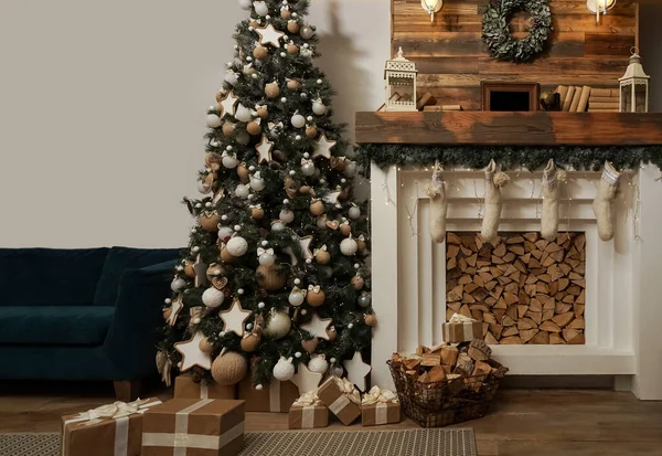 Vnitřní Ekologický Styl Vyzdobený Interiér Gauče Vánočního Stromečku Moderní Útulný — Stock fotografie