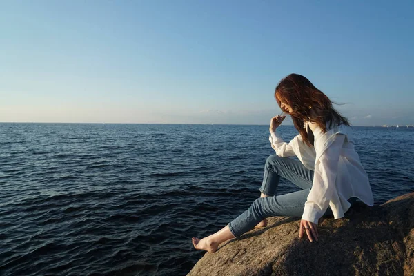 Deniz Kenarındaki Taşların Üzerinde Rüya Gören Genç Bir Kadının Portresi — Stok fotoğraf