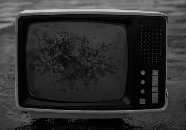 湿透了的旧电视机 装有凸式显示器 像家庭垃圾一样扔进了屋顶 — 图库照片
