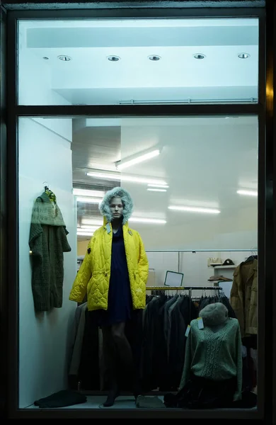 お店の窓の女性のマネキン カジュアルなスタイルの服コレクションのショーケース — ストック写真