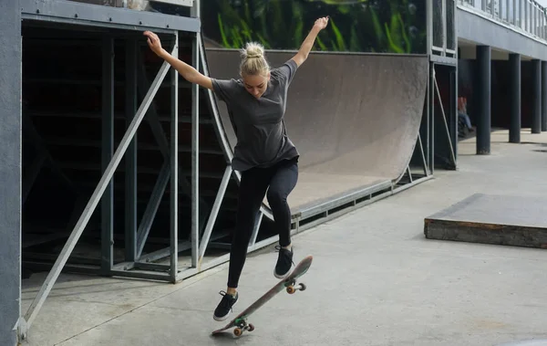 Mladá Žena Džínách Dělá Ollie Skateboardu — Stock fotografie