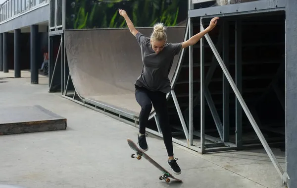 Jovem Mulher Jeans Faz Ollie Skate — Fotografia de Stock