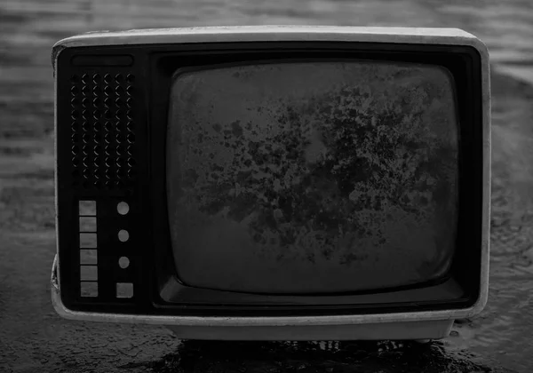 湿透了的旧电视机 装有凸式显示器 像家庭垃圾一样扔进了屋顶 — 图库照片