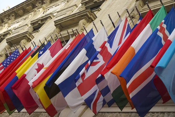 Bandiere Molti Paesi Diversi Che Sventolano Contro Edilizia Pietra Immagine — Foto Stock