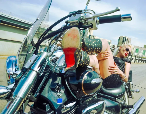 Сексуальная Девушка Мотоцикле Арка Дороге Перспективы — стоковое фото