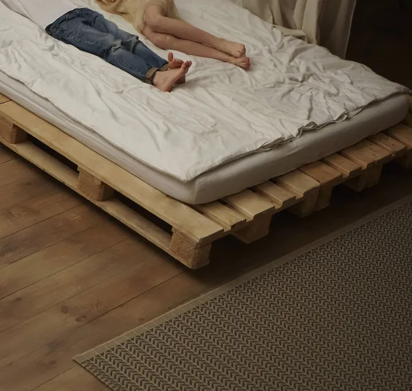 Люди Лежать Ліжку Над Ковдрою Крупним Планом Ноги — стокове фото