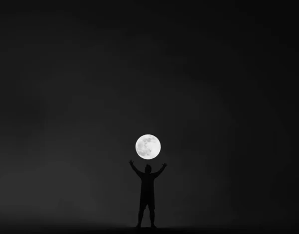 夜を背景に手を上げて若い男のシルエット 夜のシーン — ストック写真