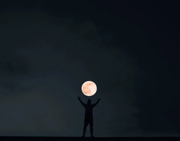 Silueta Joven Con Las Manos Alto Sobre Fondo Nocturno Escena — Foto de Stock