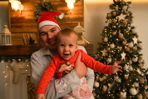 Zimní Prázdniny Rodinný Koncept Šťastný Otec Středního Věku Dcera Hrají Royalty Free Stock Obrázky