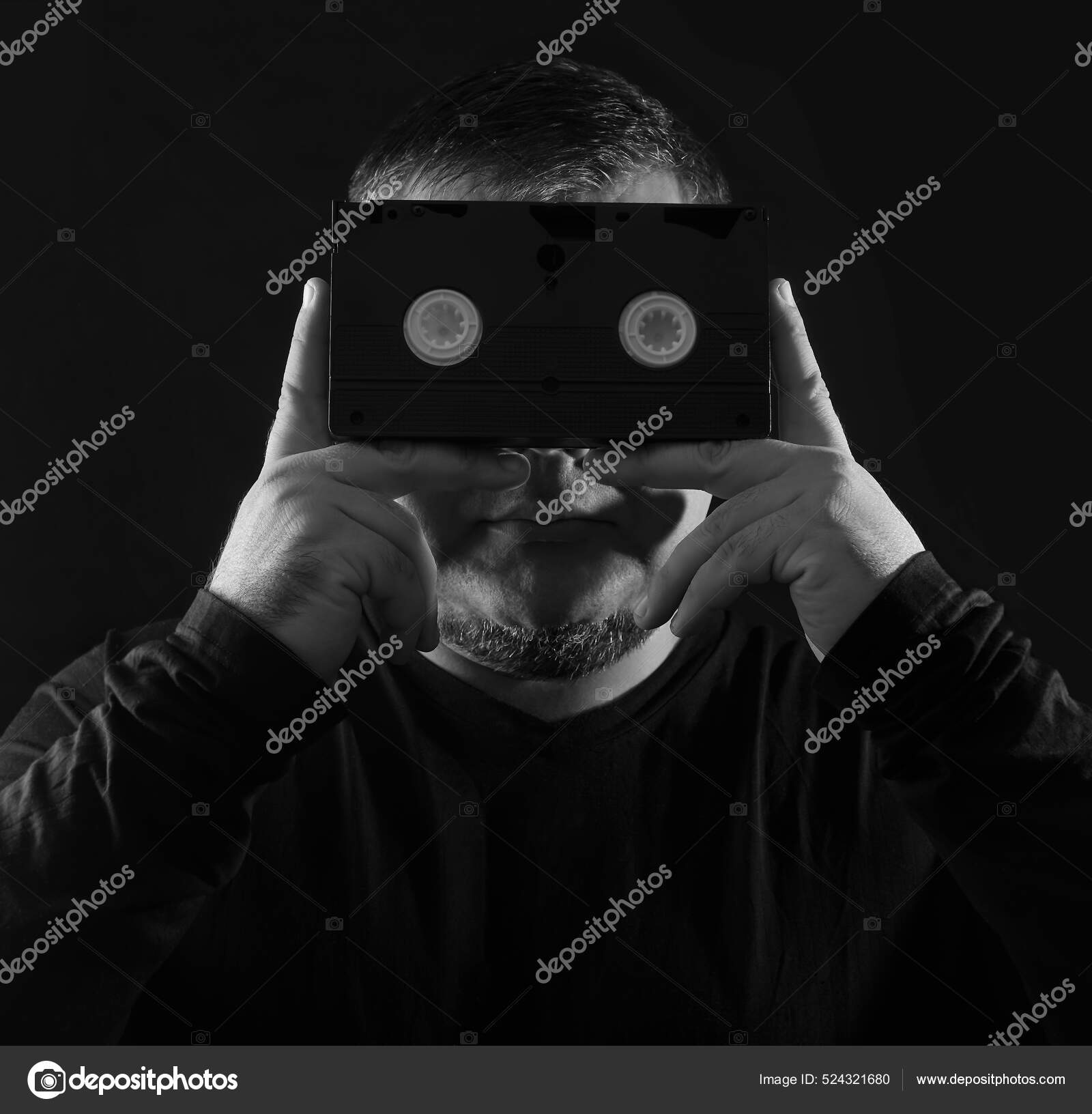 Мужчина Держащий Видеокассету Смотрит Видеокассетой Изолированный.