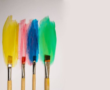 Fırça darbeleri seti. Beyaz arka planda izole edilmiş suluboya çizgiler. Renkli fırça çizgileri dokusu. Sarı, yeşil, mavi, kırmızı renkler karışıyor. Aquarelle duvar kağıdı lekeler. fırça darbeleri