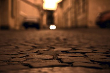 Avrupa 'nın eski bir kasabasında, günbatımında antika kaldırım taşlarıyla. kaldırım taşı kaldırım taşları yürümek için arka plan. Saint Petersburg 'da otoparkı olan küçük bir akşam sokağı. Dar sokaklar - Repin Caddesi