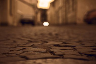 Avrupa 'nın eski bir kasabasında, günbatımında antika kaldırım taşlarıyla. kaldırım taşı kaldırım taşları yürümek için arka plan. Saint Petersburg 'da otoparkı olan küçük bir akşam sokağı. Dar sokaklar - Repin Caddesi