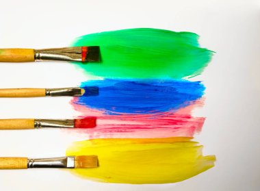 Fırça darbeleri seti. Beyaz arka planda izole edilmiş suluboya çizgiler. Renkli fırça çizgileri dokusu. Sarı, yeşil, mavi, kırmızı renkler karışıyor. Aquarelle duvar kağıdı lekeler. fırça darbeleri