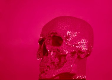 Üçgen ayna parçalarından yapılmış kırmızı insan kafatası. Pembe duvar arkaplanında izole. 